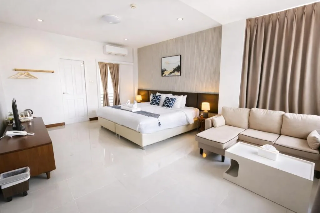 Luxury Double Room — Chiang Mai Waroros Boutique Hotel